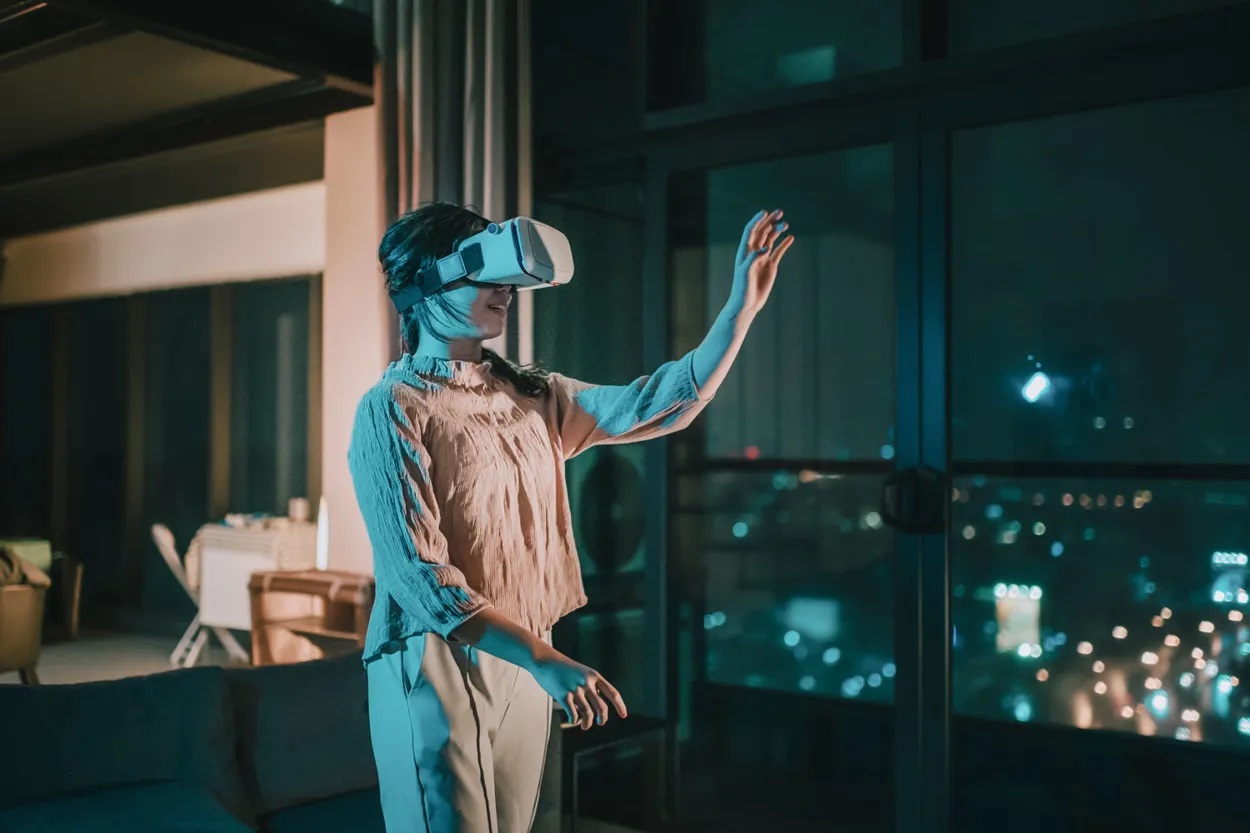 woman-wearing-vr-goggles_1500x1000.jpg
